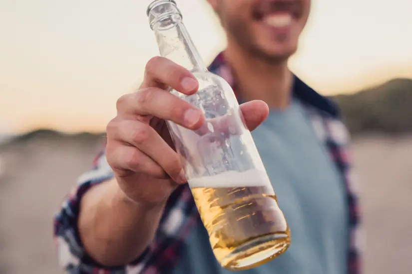 Se recomienda evitar ingresar con botellas de vidrio para prevenir accidentes. Foto: Freepik 
