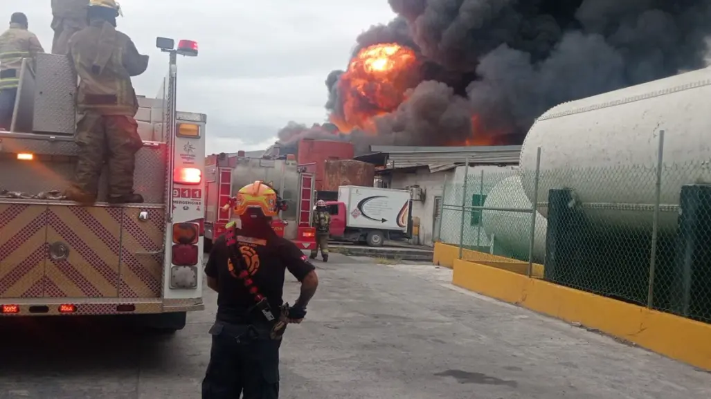 Incendio consume fábrica de aceites en Apodaca