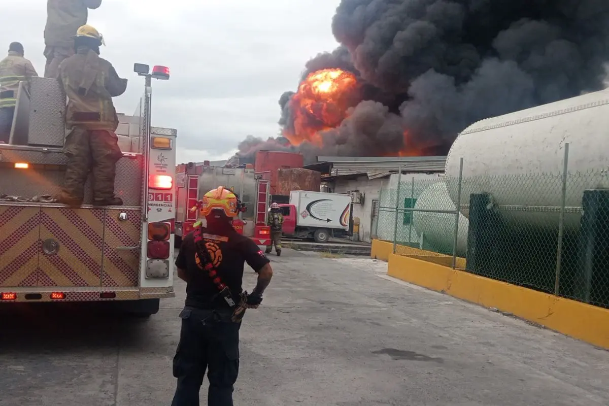 Incendio consume fábrica. Foto: PCNL