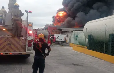 Incendio consume fábrica de aceites en Apodaca