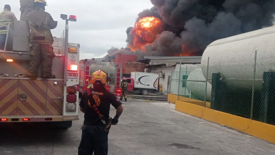 Incendio consume fábrica de aceites en Apodaca