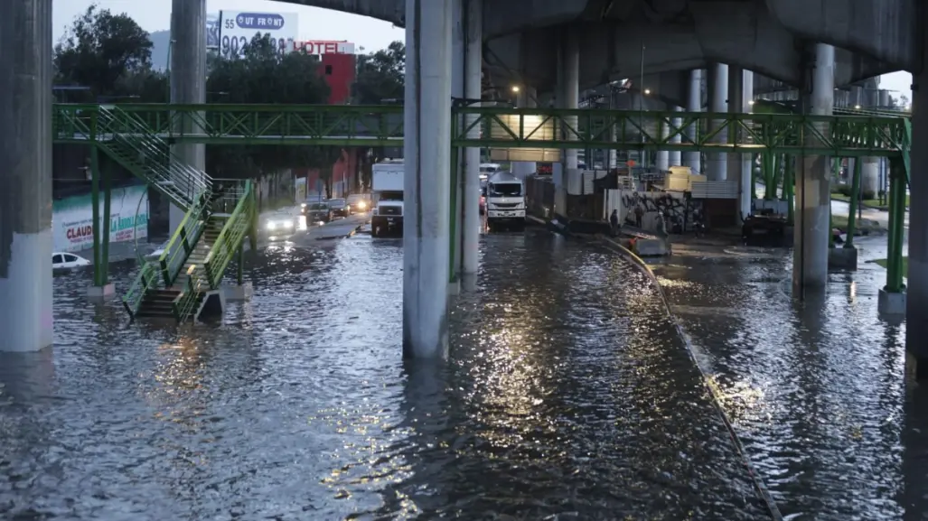 Inundaciones en Iztapalapa: lluvias causan caos y cierran tramo del Metro