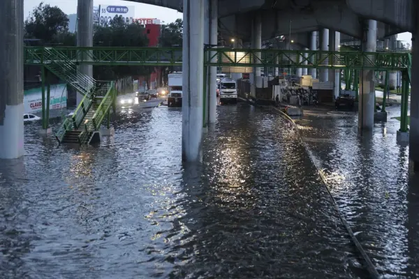 Inundaciones en Iztapalapa: lluvias causan caos y cierran tramo del Metro