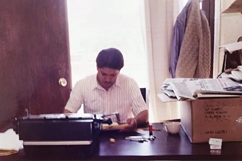 Juan José Amador, escribiendo una de sus tantas historias o poesías | Foto: Juan Ángel Martínez