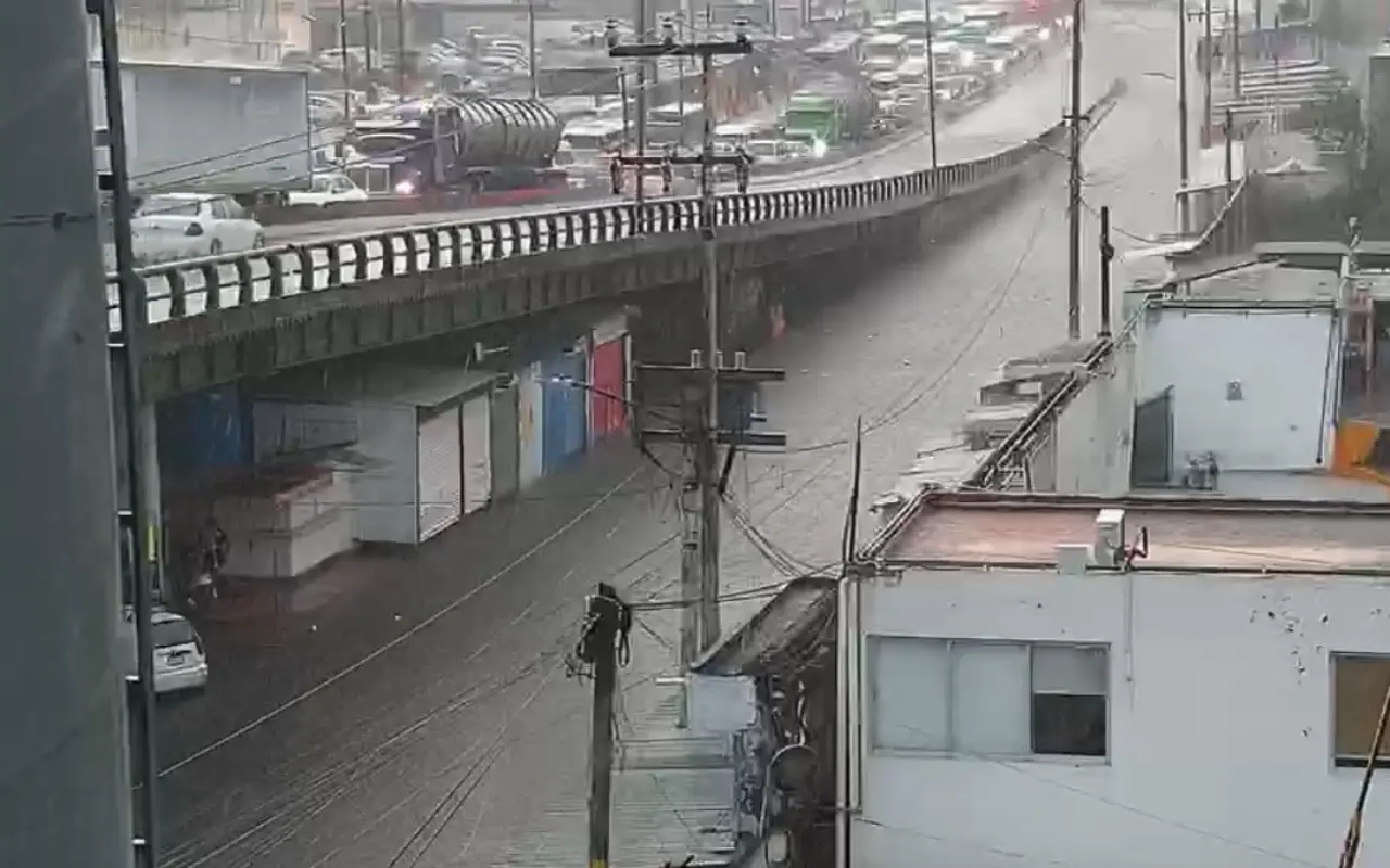 Inundación en la carretera México–Puebla y Generalísimo Morelos. Foto: X/ @SSEM_VialEdomex (Canva)