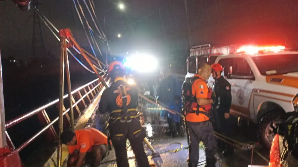 Rescatan a persona atrapada por la corriente en Juárez tras intensas lluvias
