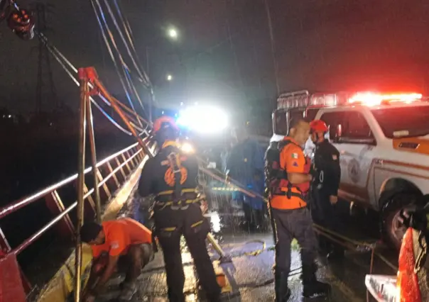 Rescatan a persona atrapada por la corriente en Juárez tras intensas lluvias