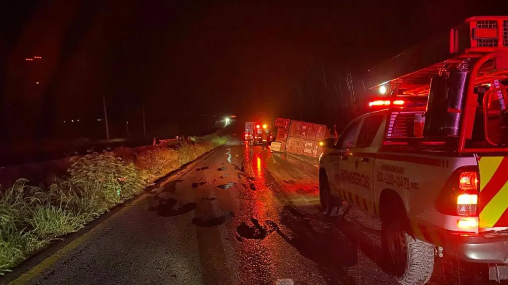 Volcadura de tráiler en Linares provoca movilización de bomberos