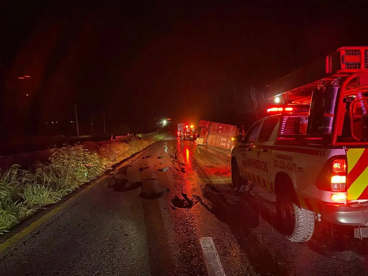 El tráiler involucrado perdió uno de los dos contenedores que transportaba, lo que provocó que se obstruyera parcialmente la vialidad en el carril de baja velocidad. Foto: Protección Civil de Linares.