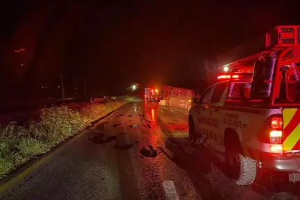Volcadura de tráiler en Linares provoca movilización de bomberos Volcadura de tráiler en Linares provoca movilización de bomberos