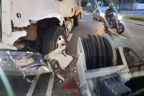 Tráiler impacta a pipa de gas en la colonia Doctores: no hay heridos