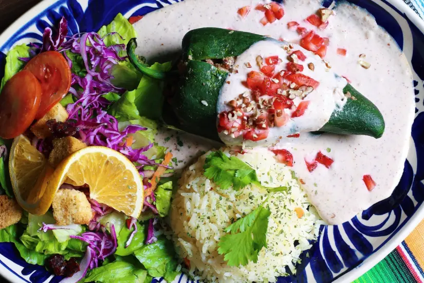 Chiles en nogada acompañado de una porción de arroz y ensalada de la casa | Foto: Restaurante Cachanilla - Ciudad Victoria 