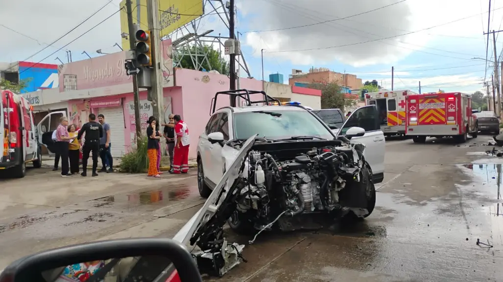 3 vehículos semidestruidos en impresionante choque en Nazas y Pino Suárez