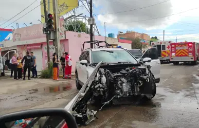 3 vehículos semidestruidos en impresionante choque en Nazas y Pino Suárez