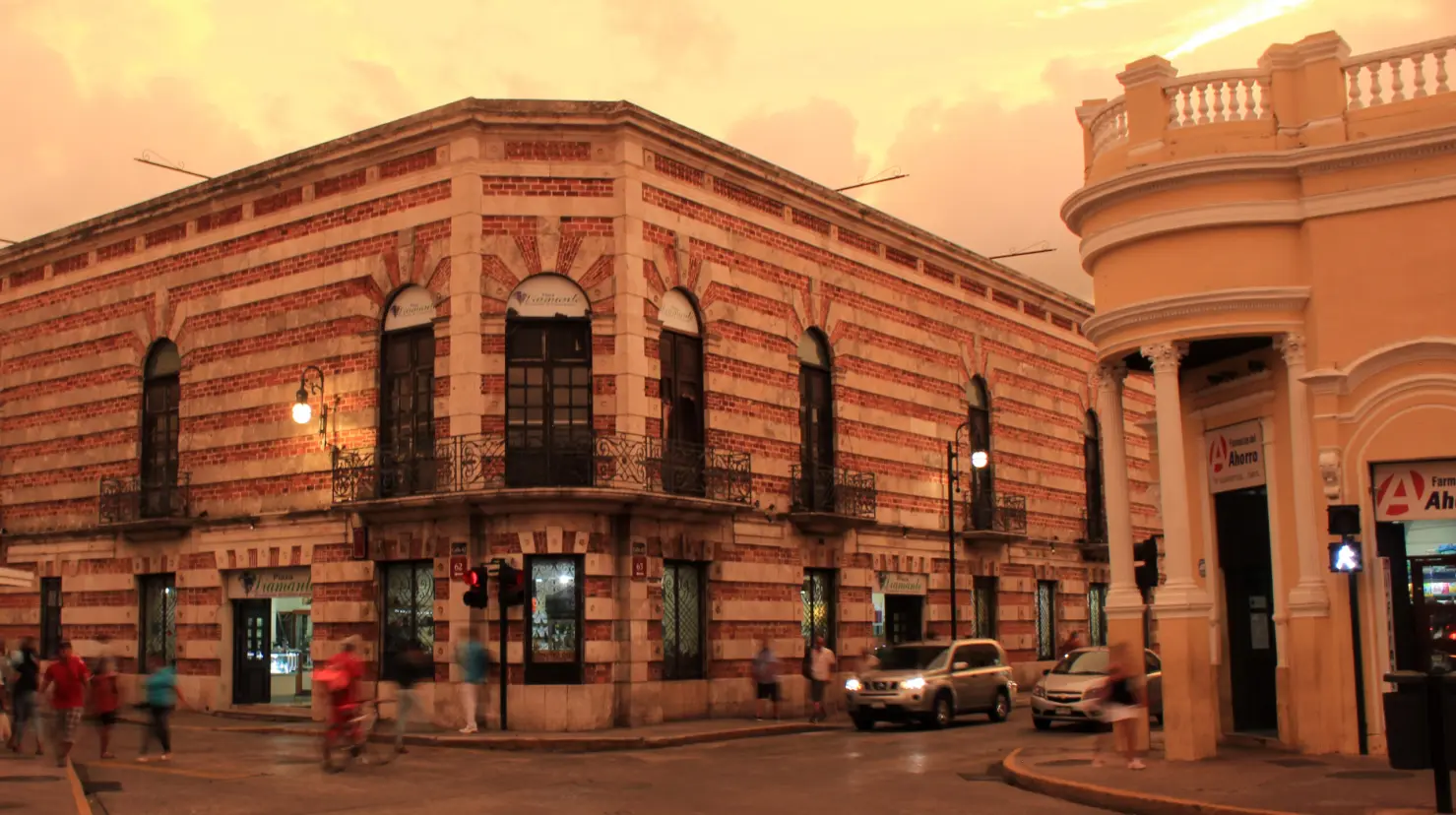 ¿Cómo se llama la plaza comercial que está en el centro de Mérida?. Foto: ac - arquitecto