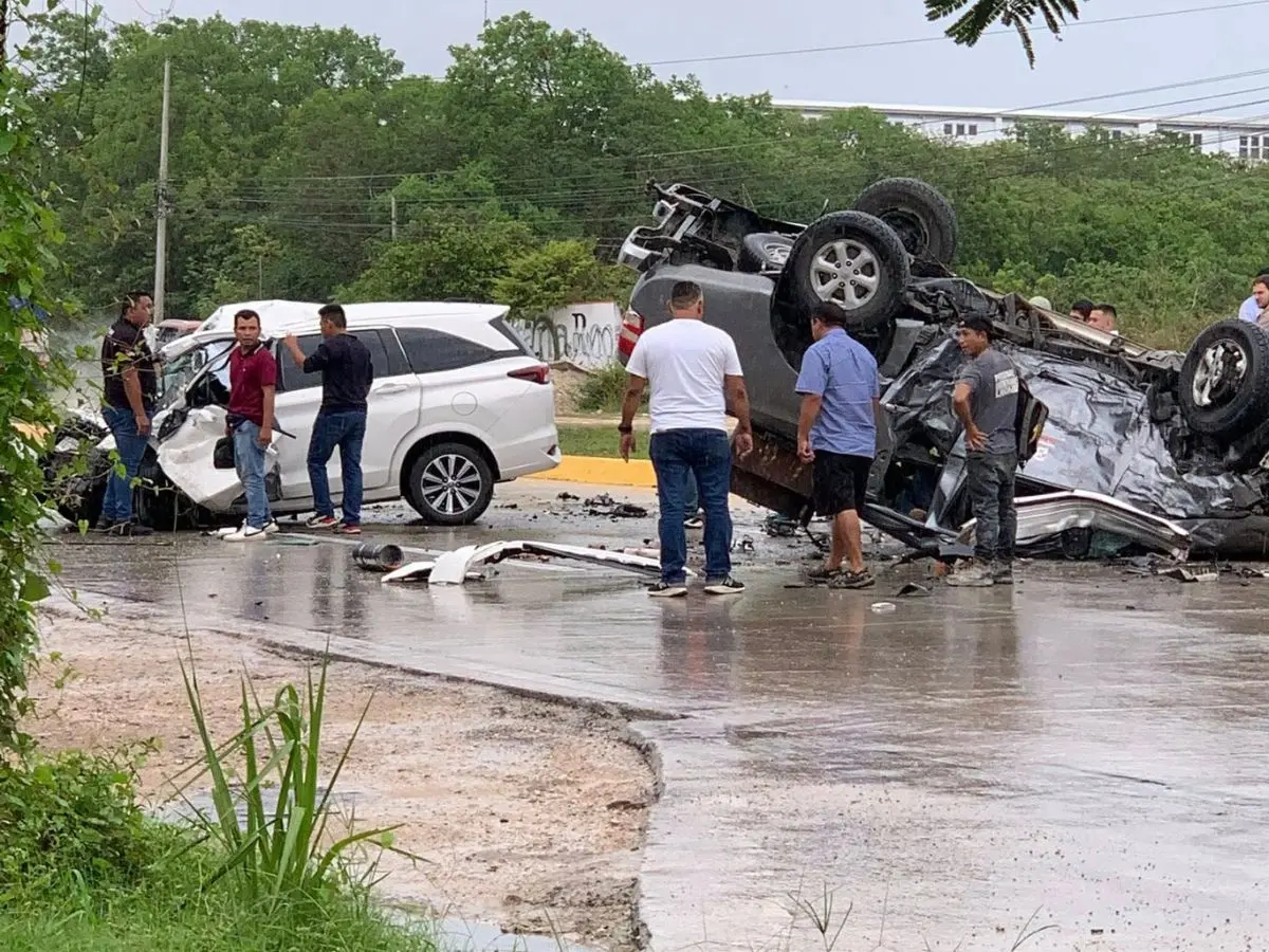 Un mortal accidente se registró la mañana de este 16 de septiembre en Cancún que dejó como saldo 5 personas sin vida, así como 4 heridos de gravedad.- Fuente Alerta Roja Cancún