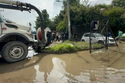 Lluvias dejan bajo el agua casas en La Paz; vecinos pierden muebles, motos y carros