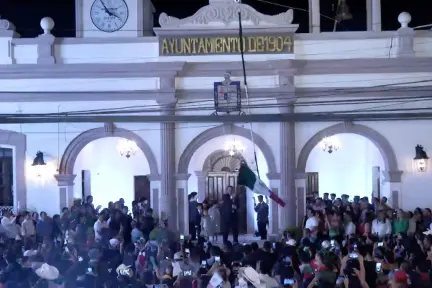 Raúl Cantú encabeza el Grito de Independencia en Salinas Victoria ante miles de asistentes