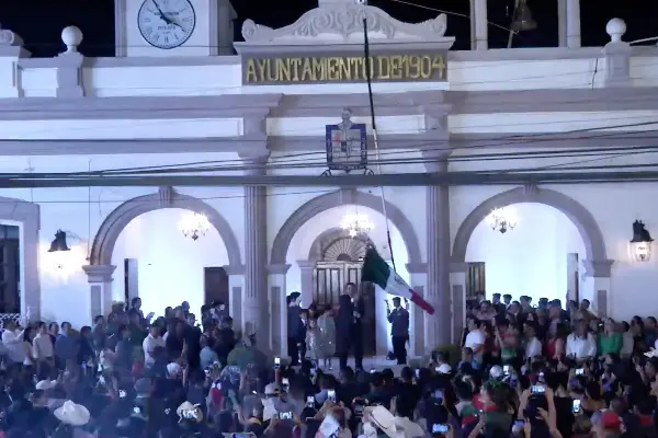Raúl Cantú encabeza el Grito de Independencia en Salinas Victoria ante miles de asistentes