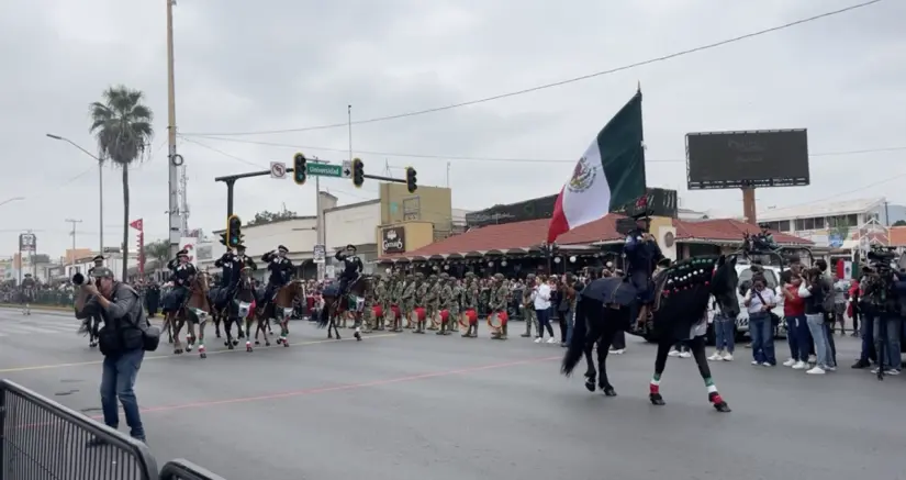 Policía montada desfila sobre el bulevar V. Carranza / Foto: Gobierno de Coahuila 