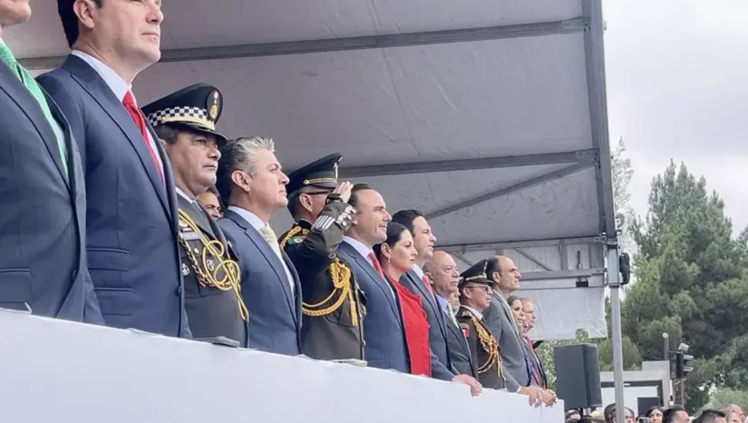 Autoridades presencian final del desfile en Saltillo / Foto: Gobierno de Coahuila 