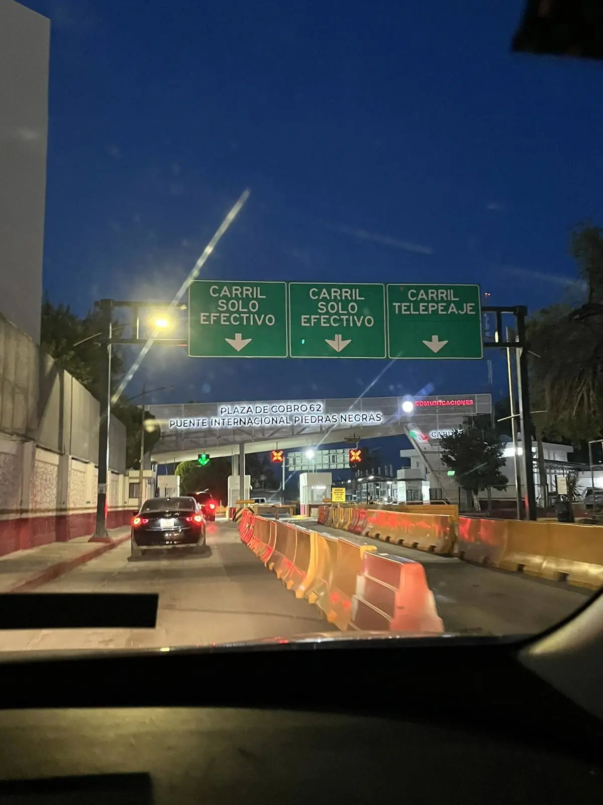 Así el cruce en el Puente 1 de Piedras negras durante la noche previa al día de la independencia / Foto: Karina Torres Galván