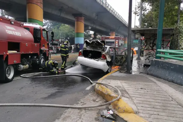 Incendio consume auto en calles de Álvaro Obregón; no hubo personas lesionadas