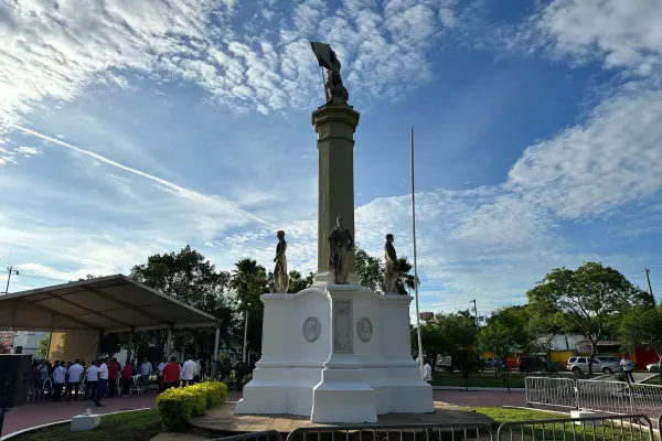 Este monumento a los Héroes de la Independencia está hecho con mármol de Carrara