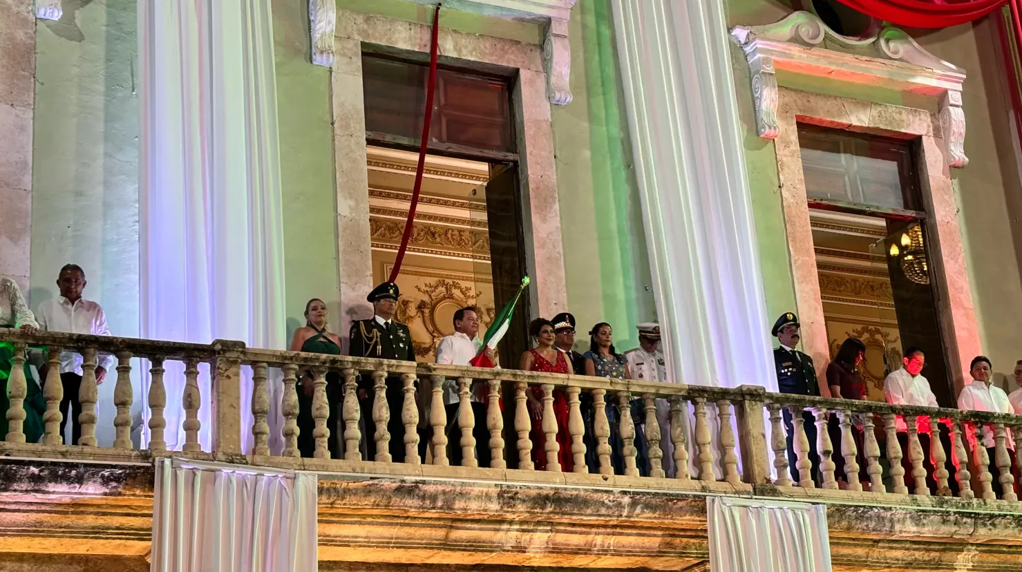 Joaquín Díaz Mena encabezo por primera vez la ceremonia del Grito de Independencia en palacio de Gobierno ante cientos de asistentes que llegaron al primer cuadro de la ciudad de Mérida a disfrutar del evento.- Fuente Alejandra Vargas