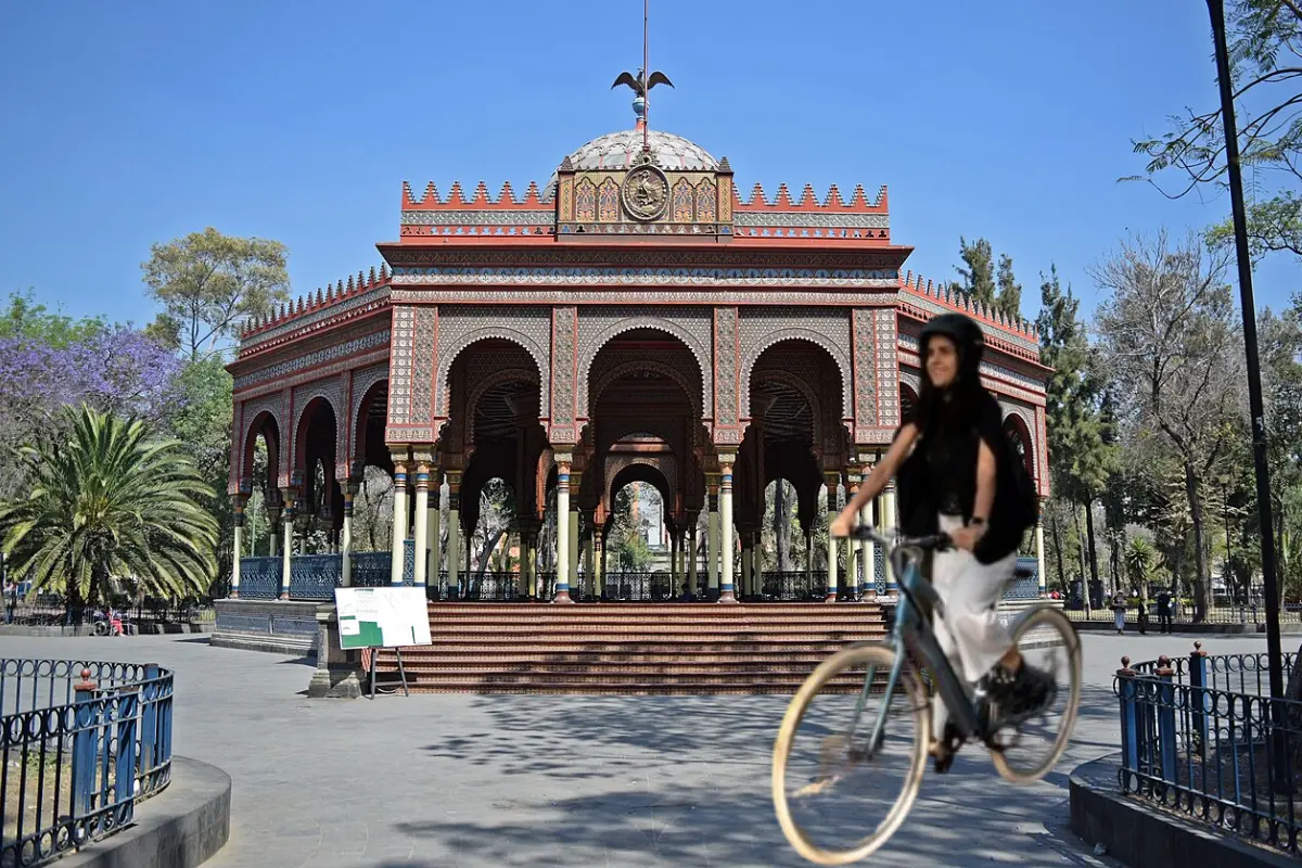 Kiosko Morisco y chica en bicicleta. Foto: Wikypedía, Freepik y Canva