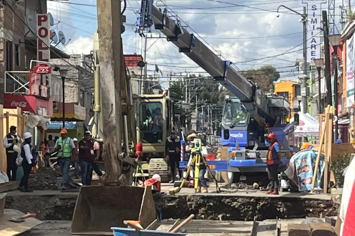 Reparación de socavón en Iztapalapa. Foto: Luis Antonio Alfaro