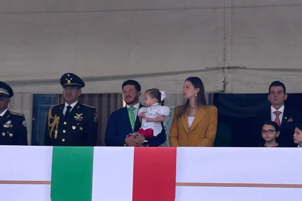 Samuel García y Mariana Rodríguez encabezan desfile del 215 aniversario de la Independencia de México