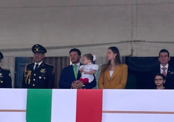 Samuel García y Mariana Rodríguez encabezan desfile del 215 aniversario de la Independencia de México