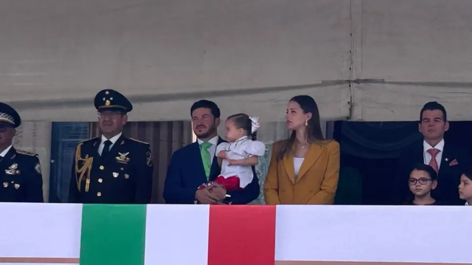 Samuel García y Mariana Rodríguez encabezan desfile del 215 aniversario de la Independencia de México