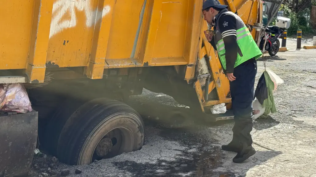 Camión de basura queda atrapado en un socavón en San Juan de Aragón