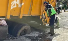 Camión de basura queda atrapado en un socavón en San Juan de Aragón