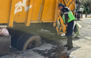 Camión de basura queda atrapado en un socavón en San Juan de Aragón