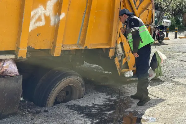 Camión de basura queda atrapado en un socavón en San Juan de Aragón