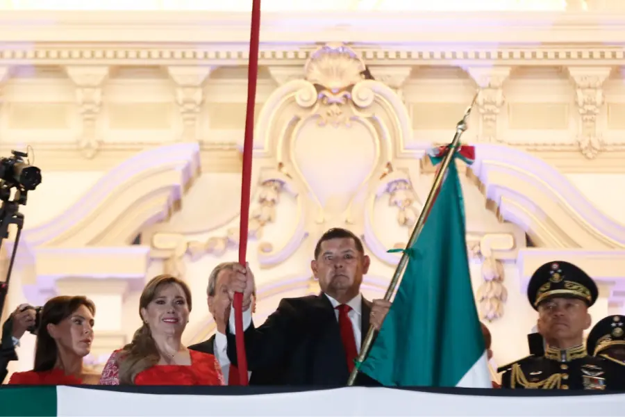 ¡Viva Leonario Vicario!, grita el gobernador de Puebla en desliz en su arenga