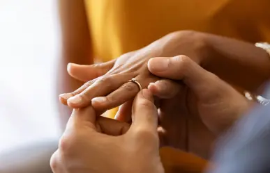 ¡Viva México y el amor! Pareja se compromete en Fiesta Patria de Saltillo