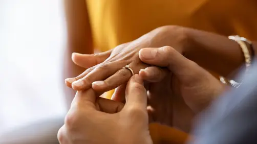 ¡Viva México y el amor! Pareja se compromete en Fiesta Patria de Saltillo