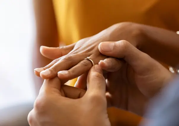 ¡Viva México y el amor! Pareja se compromete en Fiesta Patria de Saltillo