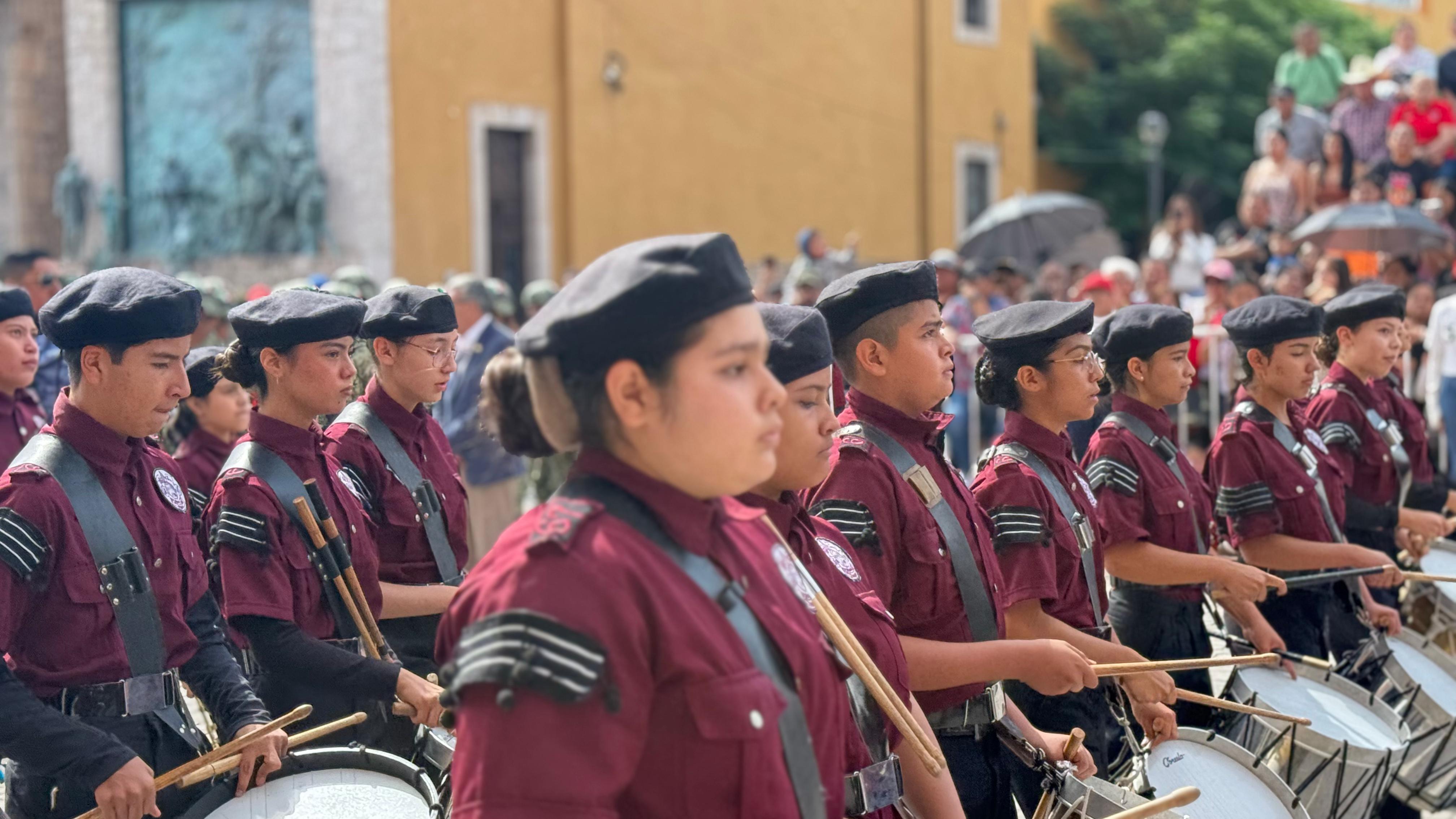 Diversas escuelas participan en el Desfile del 16 de septiembre en Durango