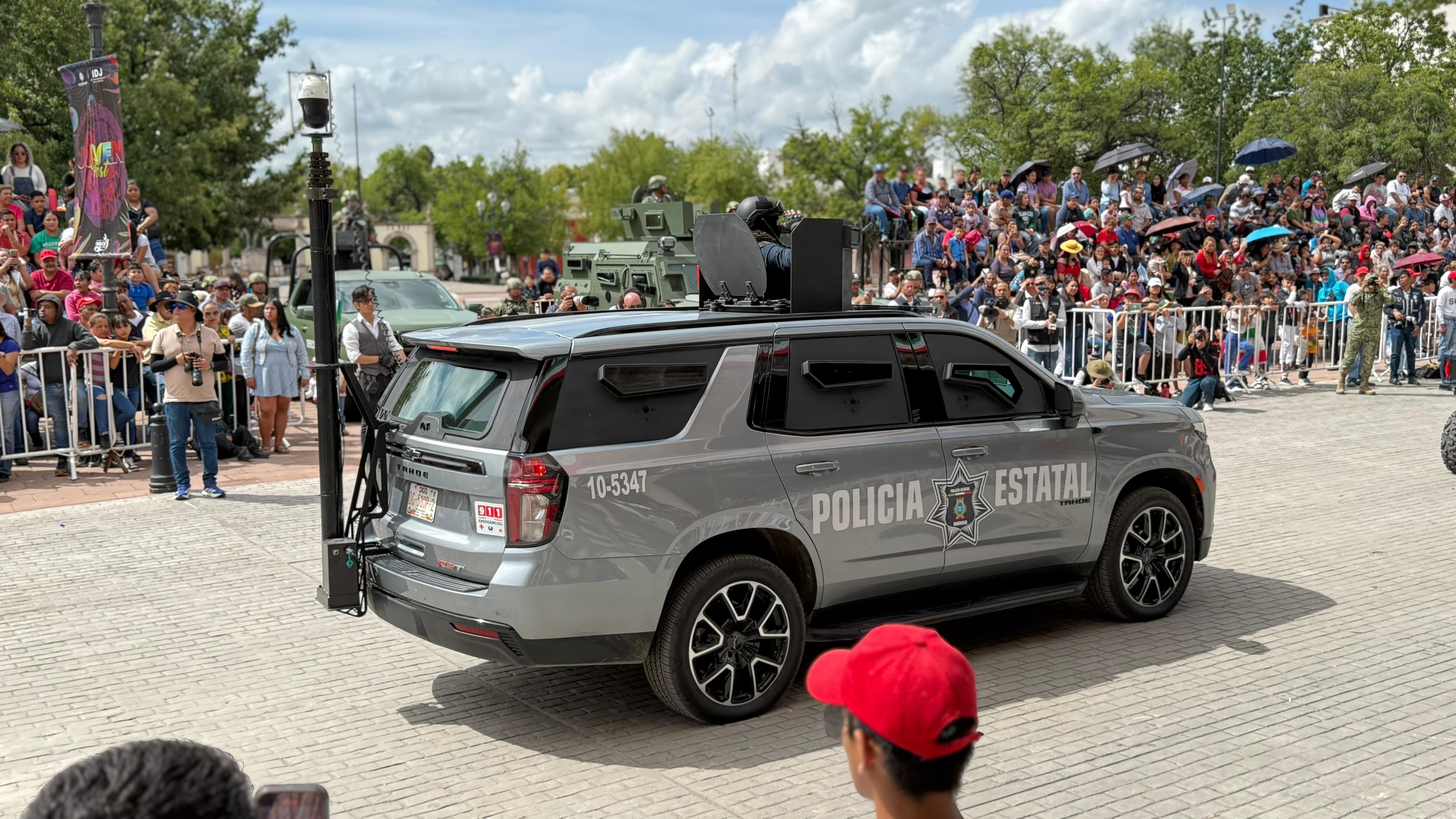 La SSP Durango hace despliegue de sus vehículos en el Desfile del 16 de septiembre.