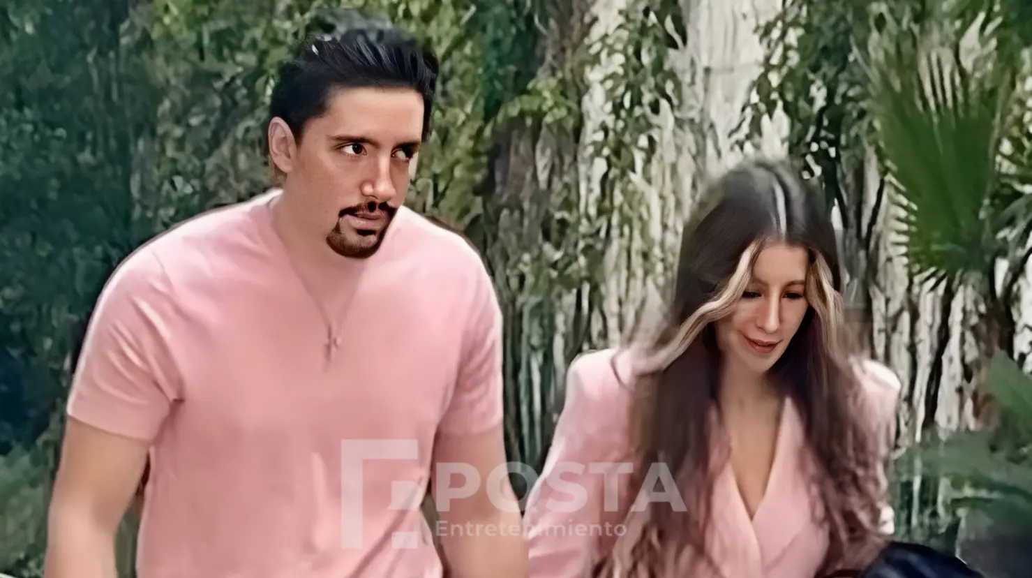 Siempre caminan tomados de la mano Alex Fernández y Alexia Hernández, en esta ocasión fueron captados por la cámara de POSTA con outfits coordinados en rosa salmón, sin duda una de las parejas más sólidas del mundo de la música. (FOTO: Luis Ortega POSTA ENTRETENIMIENTO)