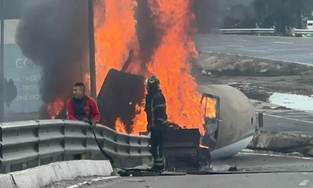 Explosión pipa gas en el Puente de la Concordia.  Foto: X @POSTACDMX