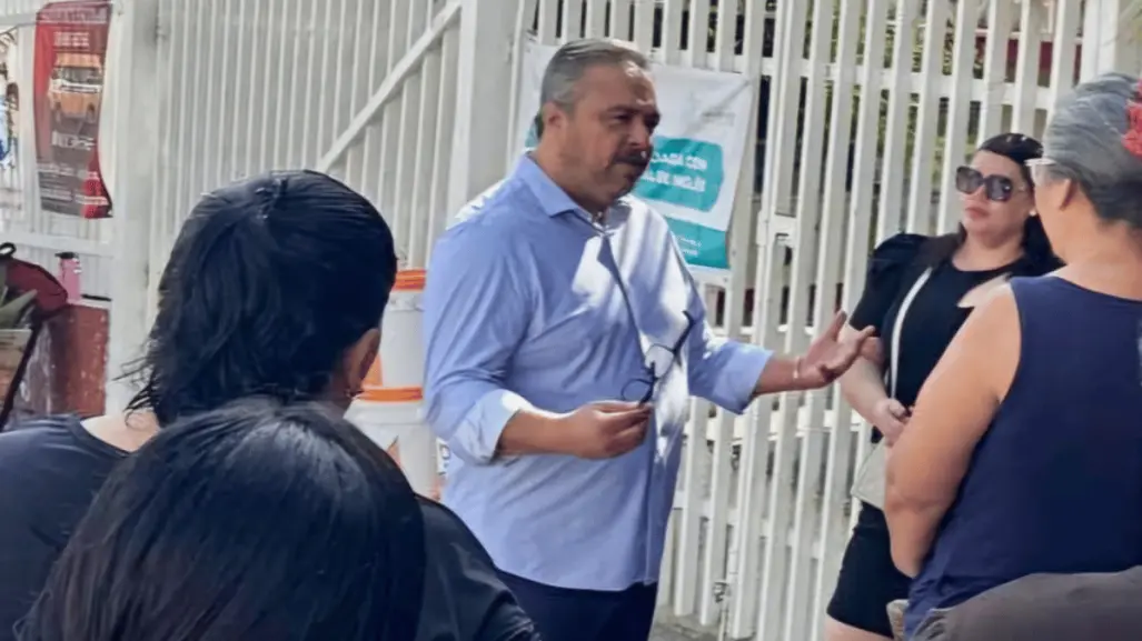 Víctor Pérez lleva becas de inglés y apoyos económicos a Santa Catarina