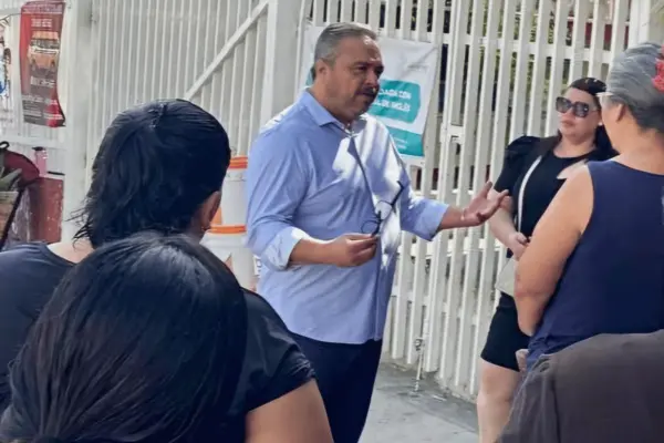 Víctor Pérez lleva becas de inglés y apoyos económicos a Santa Catarina