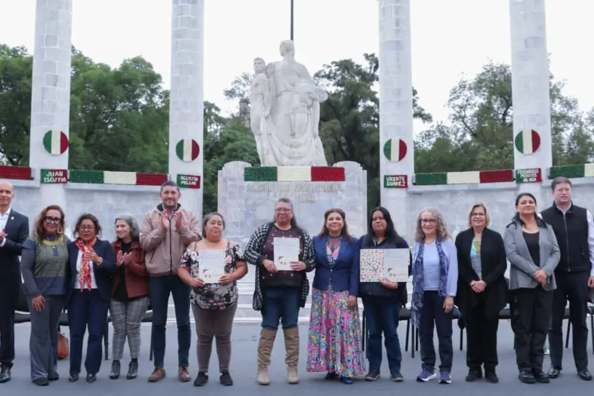 Clara Brugada entregando apoyo económico. Foto: Gobierno CDMX