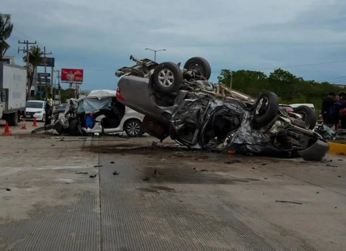 Las autoridades confirmaron que cinco integrantes de una familia regia murieron tras el fuerte choque frontal. Foto: Facebook Visión Monterrey.